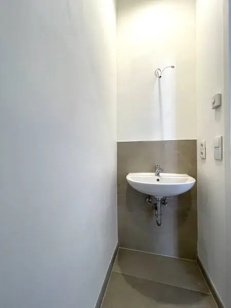 Neu sanierte Garconniere, vis-a-vis Park, zentral im 17. Bezirk!