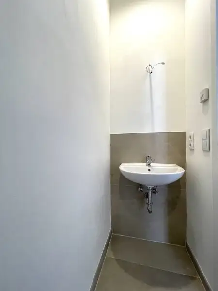 Neu sanierte Garconniere, vis-a-vis Park, zentral im 17. Bezirk!