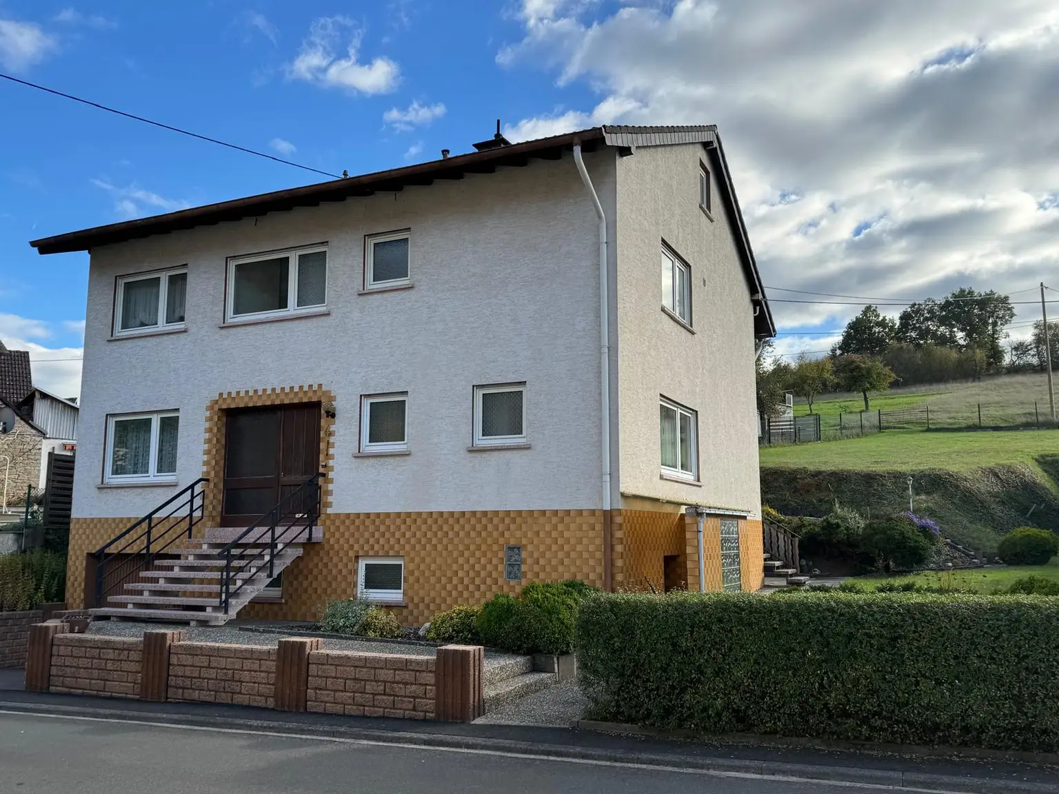 Freistehendes Wohnhaus mit großem Raumangebot, PV-Anlage und Ausbaupotenzial...!