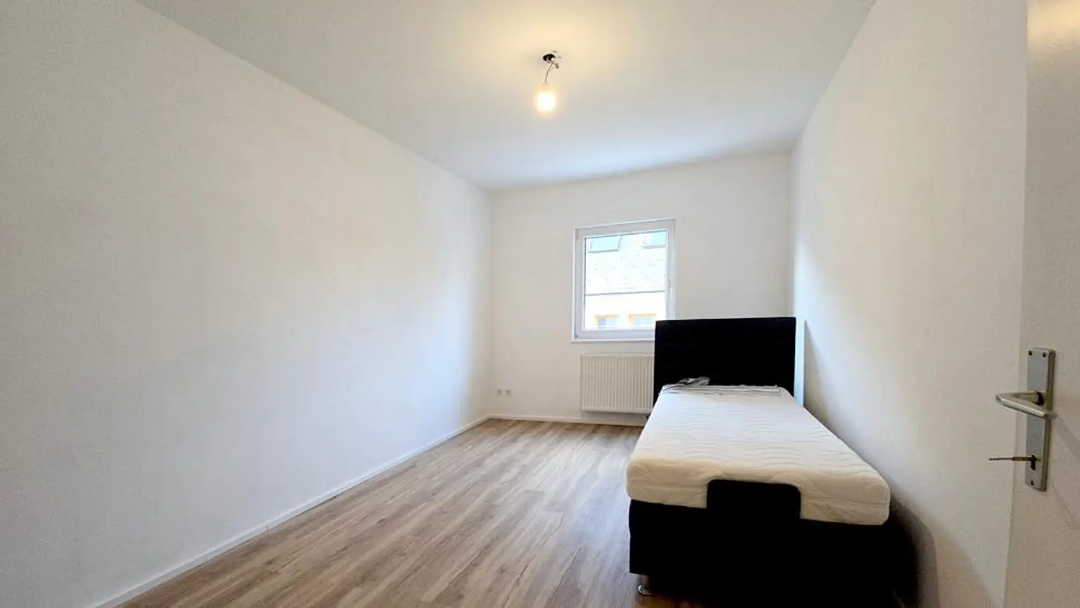 Schlafzimmer (ohne Bett)