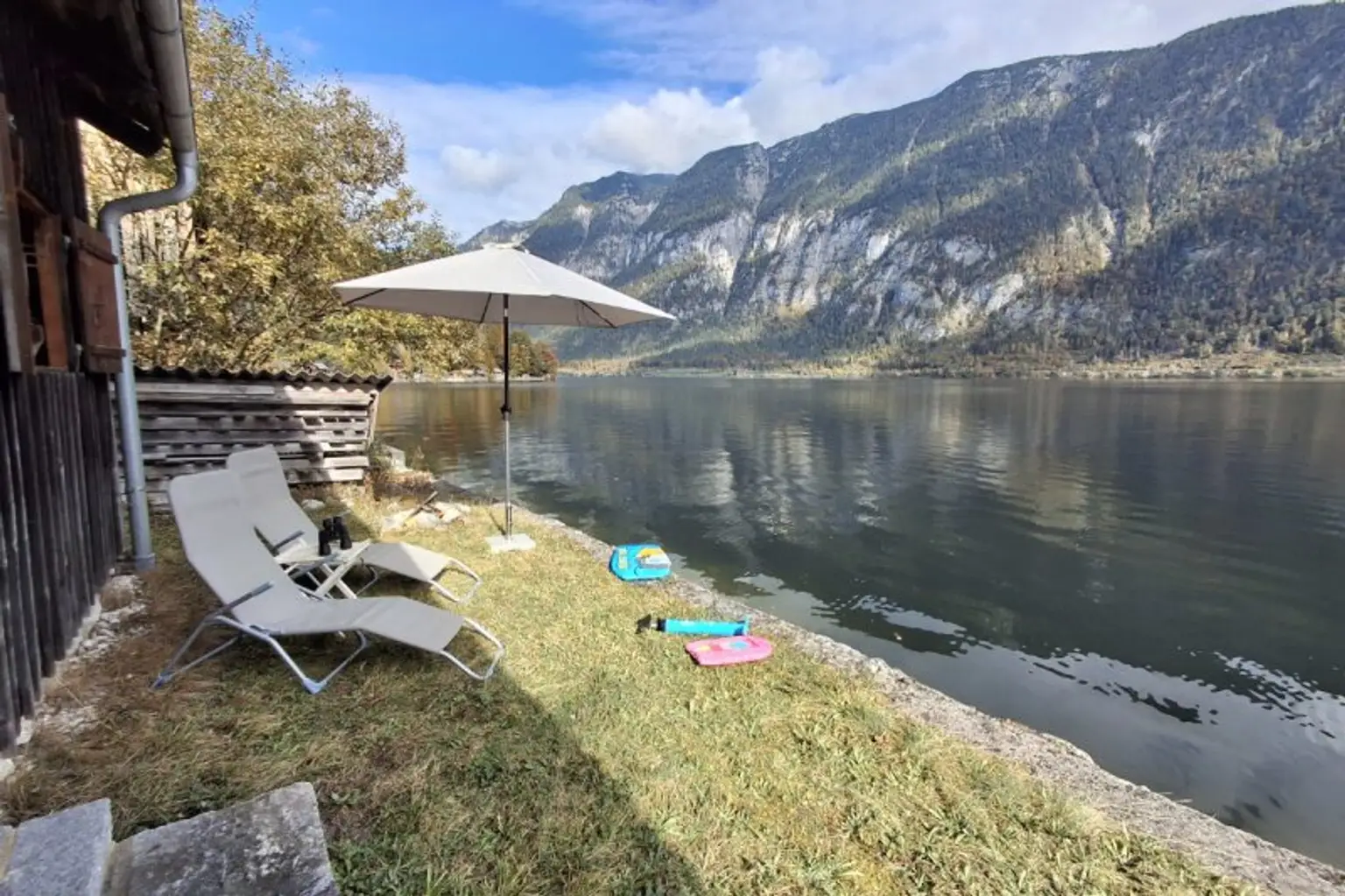 Einzigartig: Hütte und Badeplatz direkt am Hallstättersee.