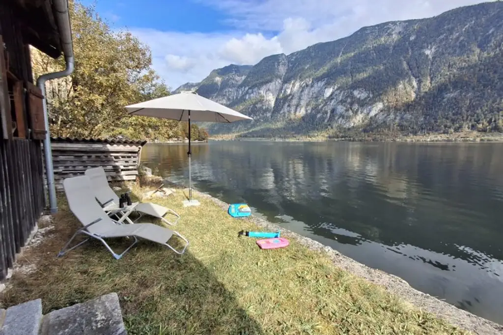 Einzigartig: Hütte und Badeplatz direkt am Hallstättersee.