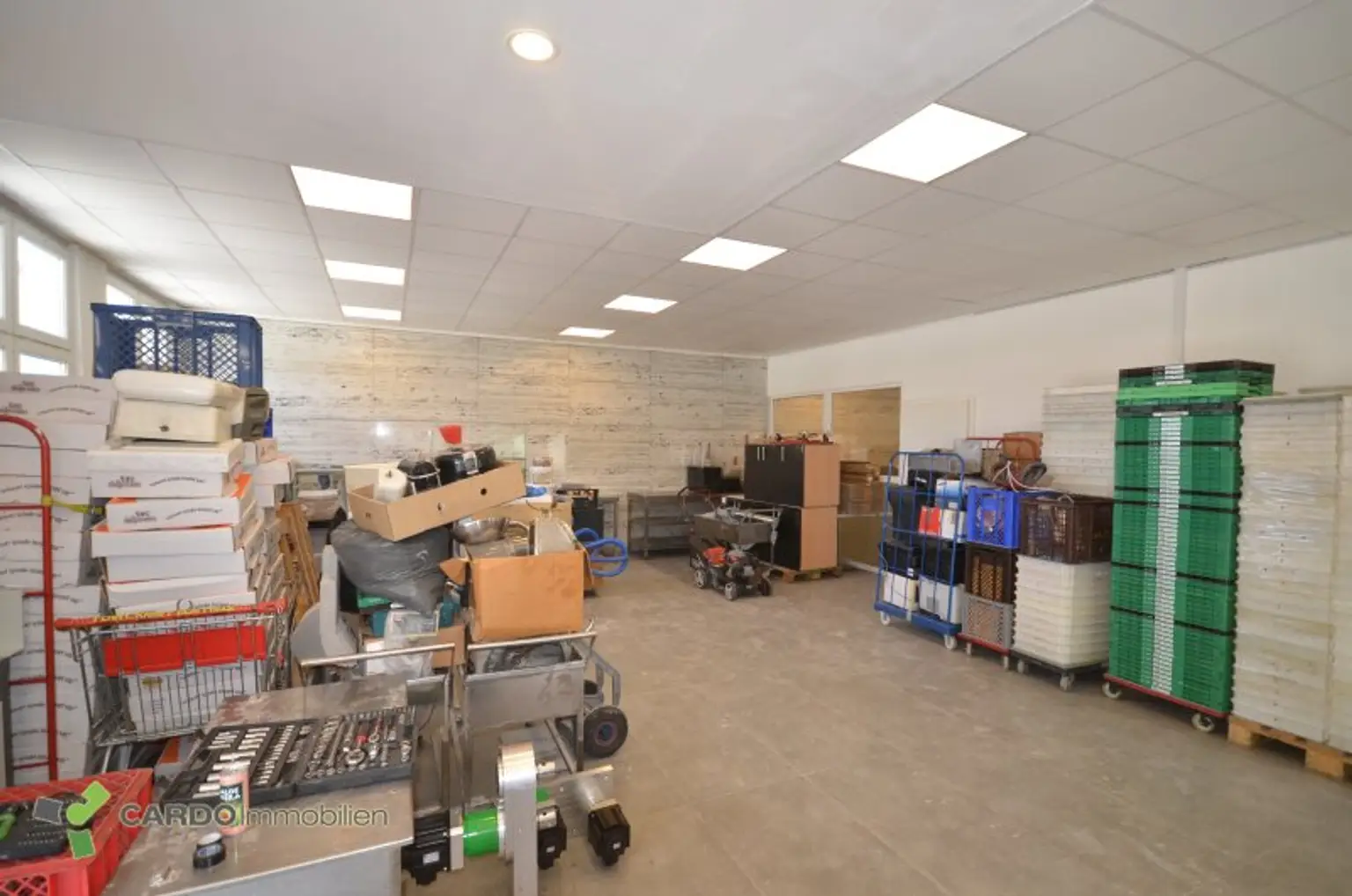 Geschäftslokal mit ca. 100 m² in branchenfreier Nutzung – großer Verkaufsraum, Büro/Personalbereich & eigene Parkplätze