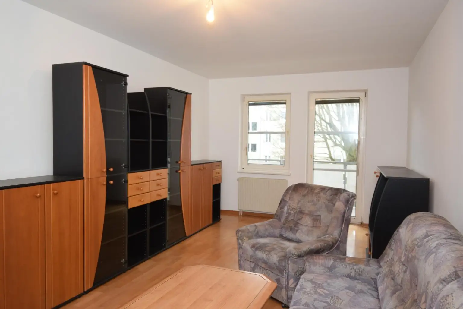 geräumiges Wohnzimmer