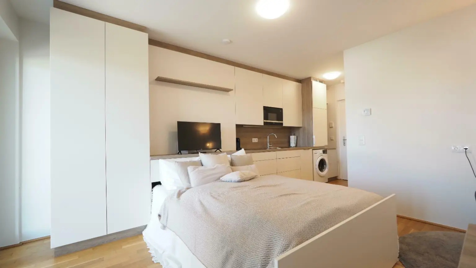 Vollmöblierte Dienst- oder Studentenwohnung mit großer, verglaster Loggia im obersten Stock! all inclusive Miete!