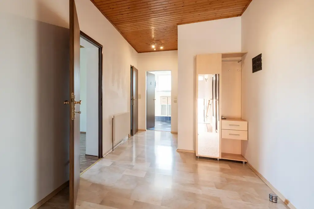 Ihr neues Zuhause: Haus mit Pool, Wintergarten & Komfort