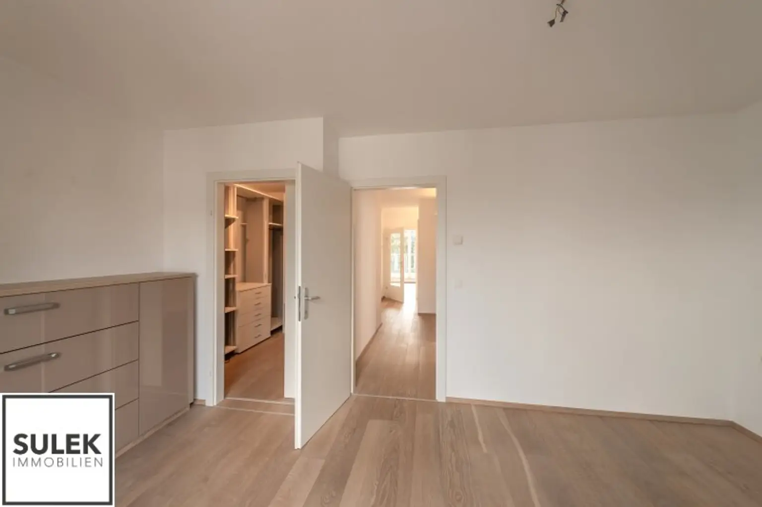 traumhafte Wohnung mit großen Terrassen, 2 separaten Schlafbereichen und 2 Stapelparkplätzen