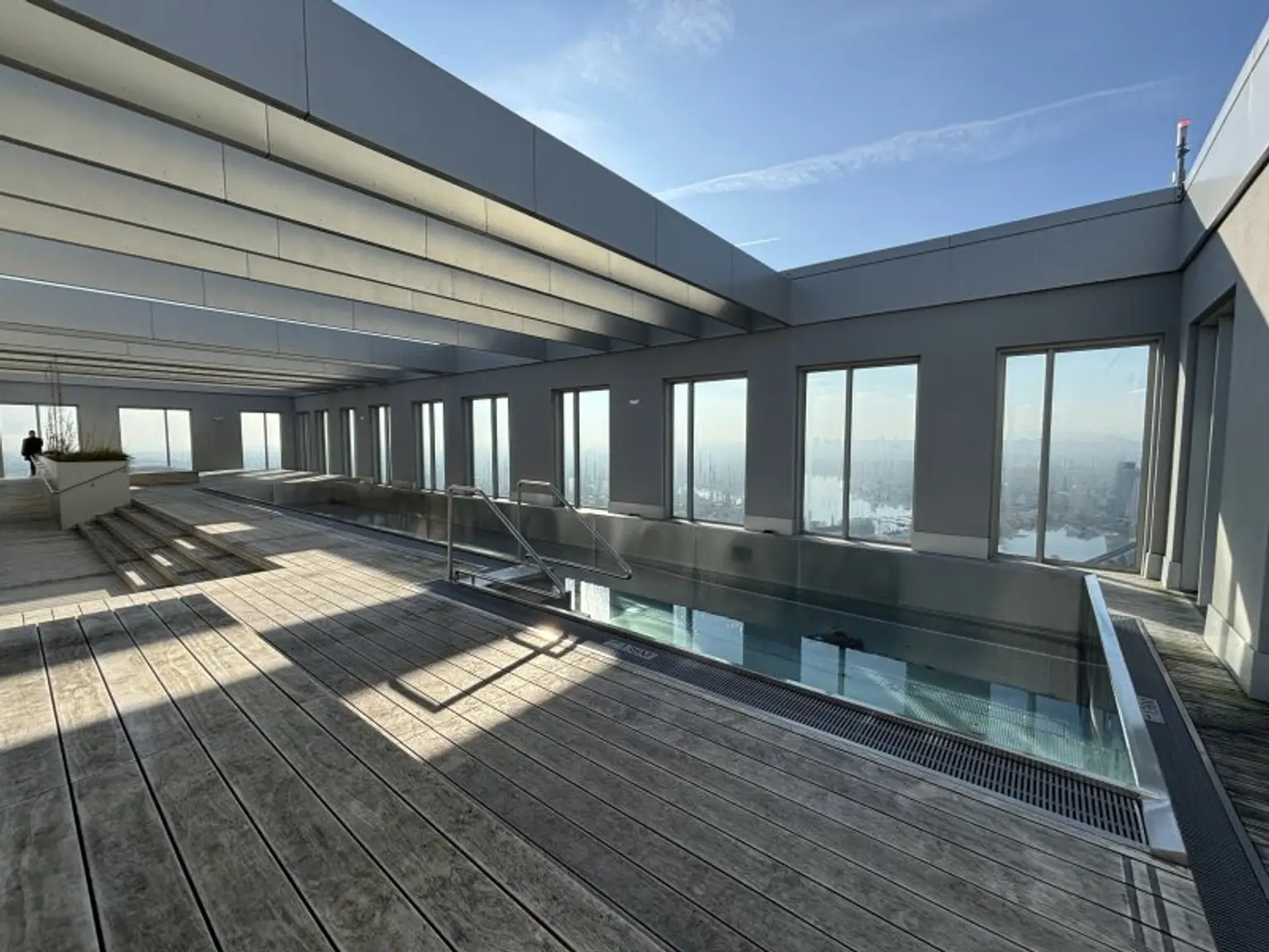 VIENNA TWENTYTWO Living I U-Bahn-Station U1 Kagran I Moderne Wohnung mit hochwertiger Ausstattung und Loggia I Donau Zentrum Nähe I Rooftop Pool I Sauna & Fitness