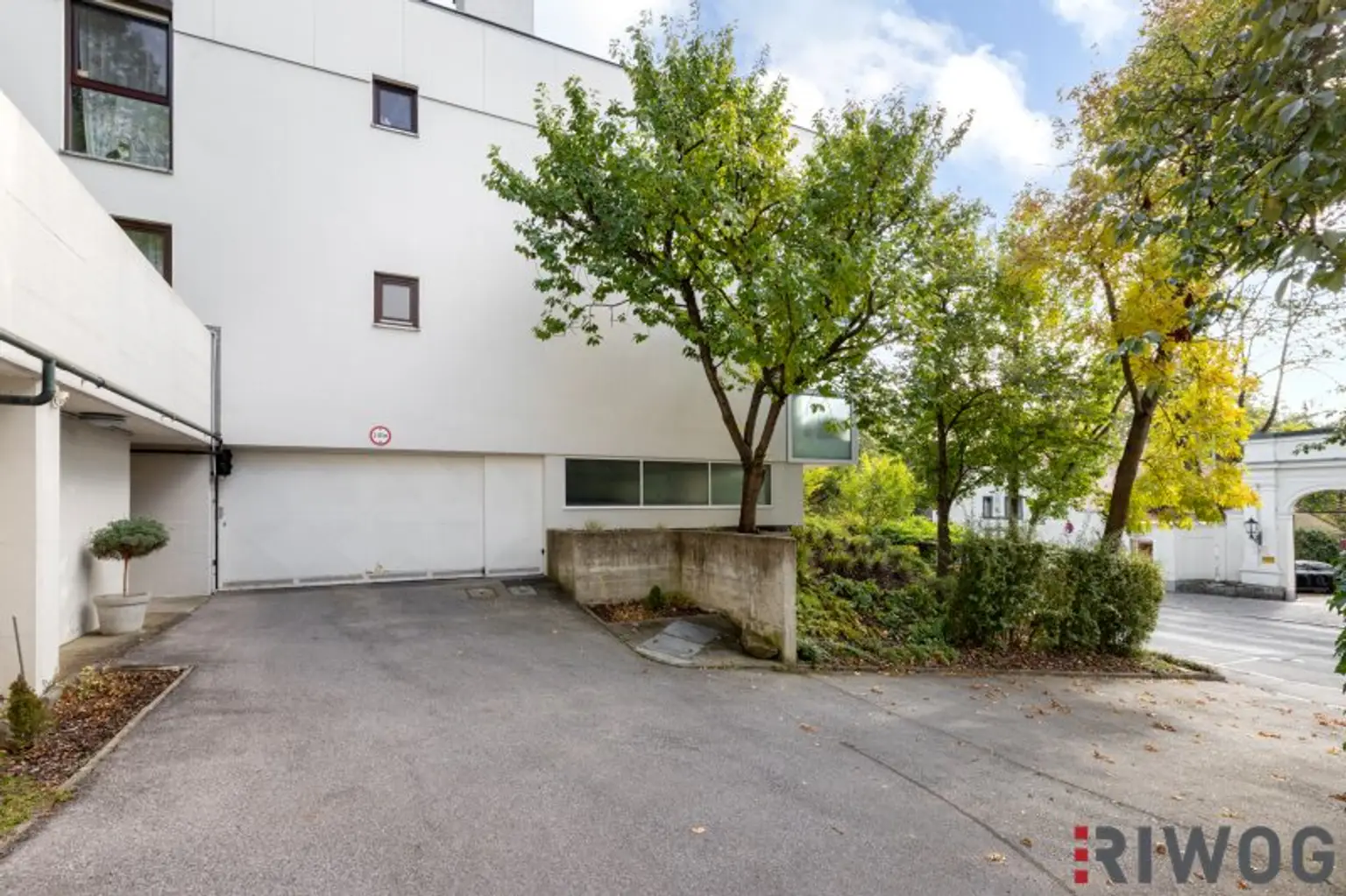 ERSTBEZUG nach Sanierung mit Blick auf Schloss Laudon  | ca. 16 m² Loggia  | Garagenplatz | Vollausgestattete Küche | Erholungsgebiet angrenzend