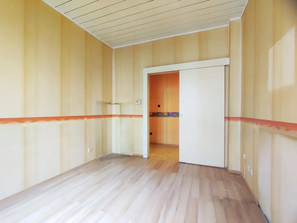 WESTSEITIGE LOGGIA - Sanierungsbedürftiger Altbau im 3.Stock