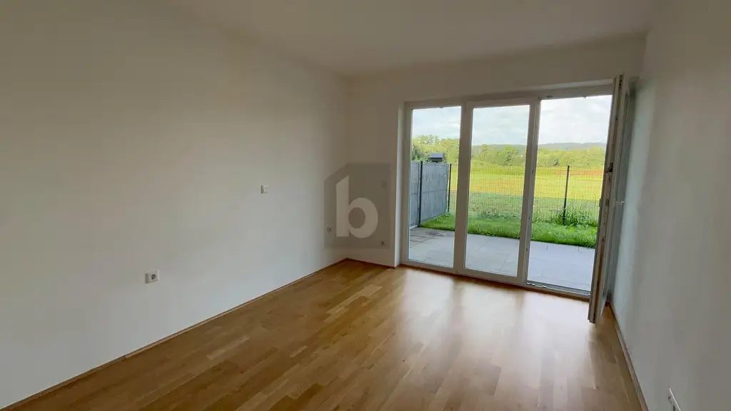 SONNIGE MODERNE GARTENWOHNUNG
