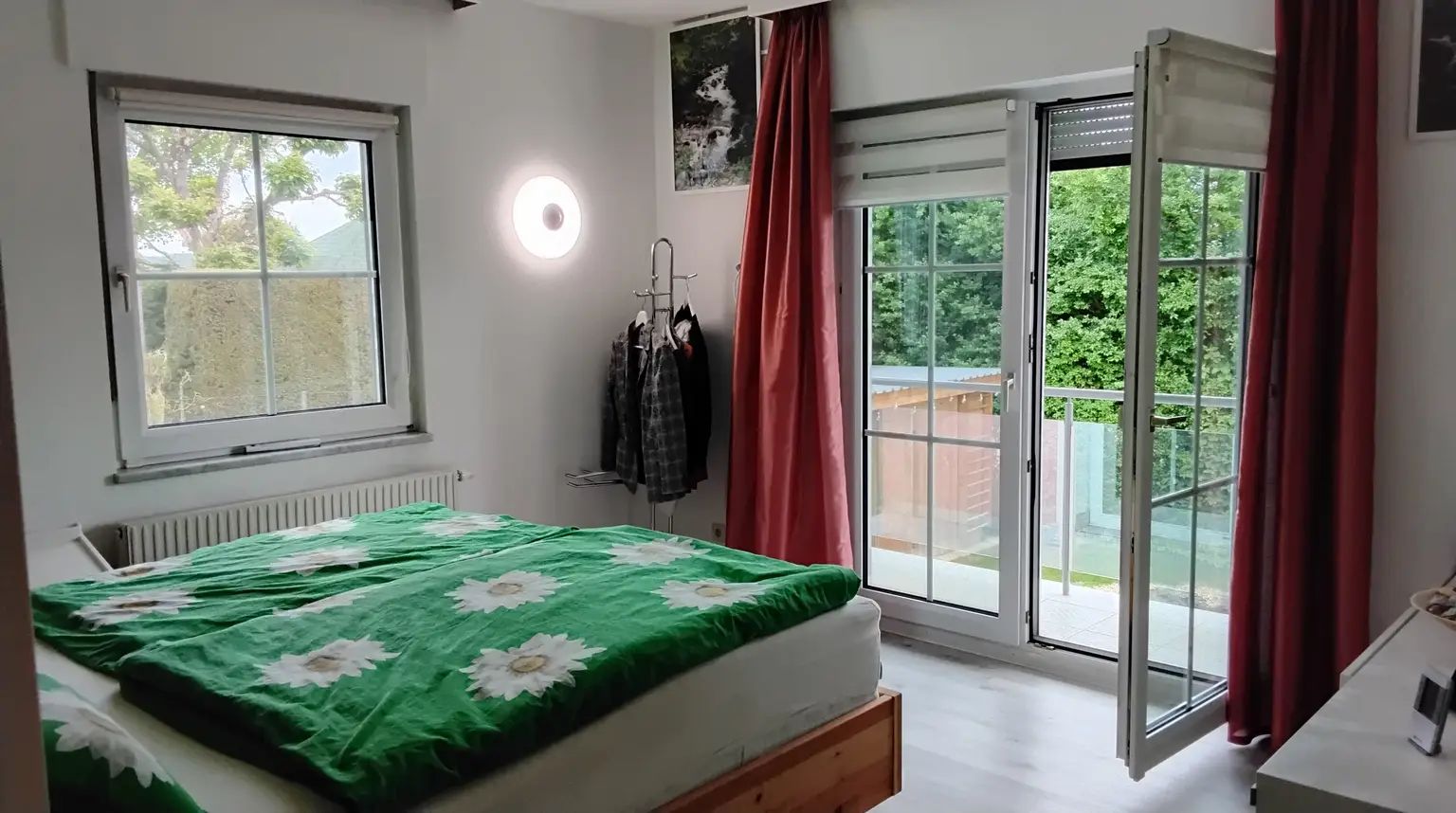 Ein einzigartiges Zweifamilienhaus mit Schwimmteich.