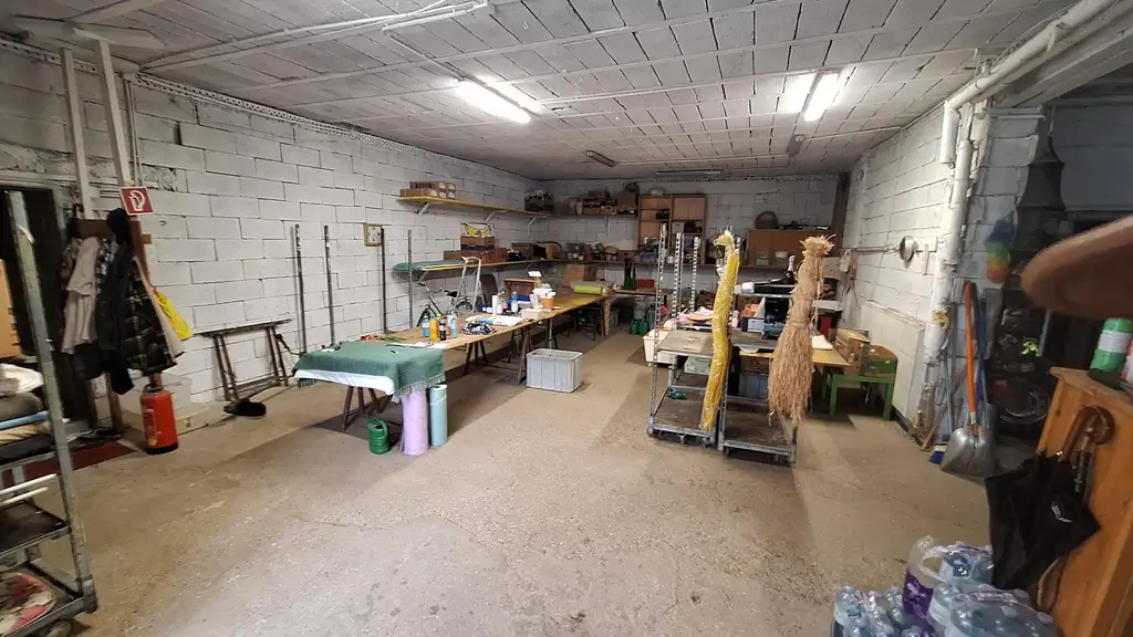 Großes Baugrundstück mit Althausbestand und schönem Waldanteil in Leobendorf.  Für Bauträger/2 Wohneinheiten möglich.