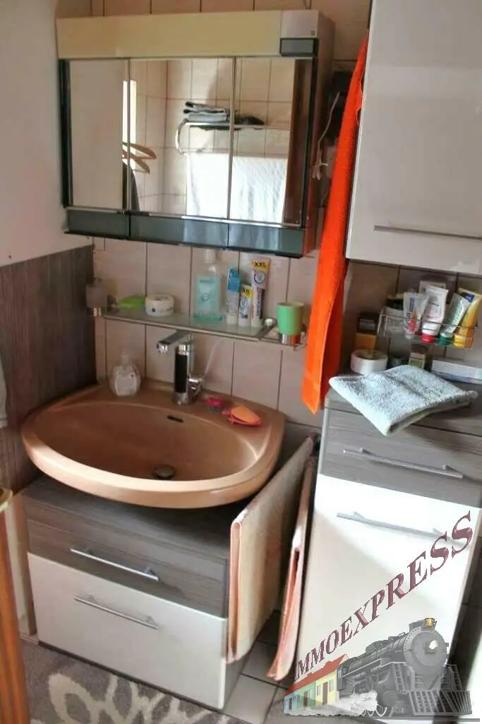 Ein-/ Zweifamilienhaus mit viel Potential - 3 Garagen - 1.368 m² - getrennte Eingänge