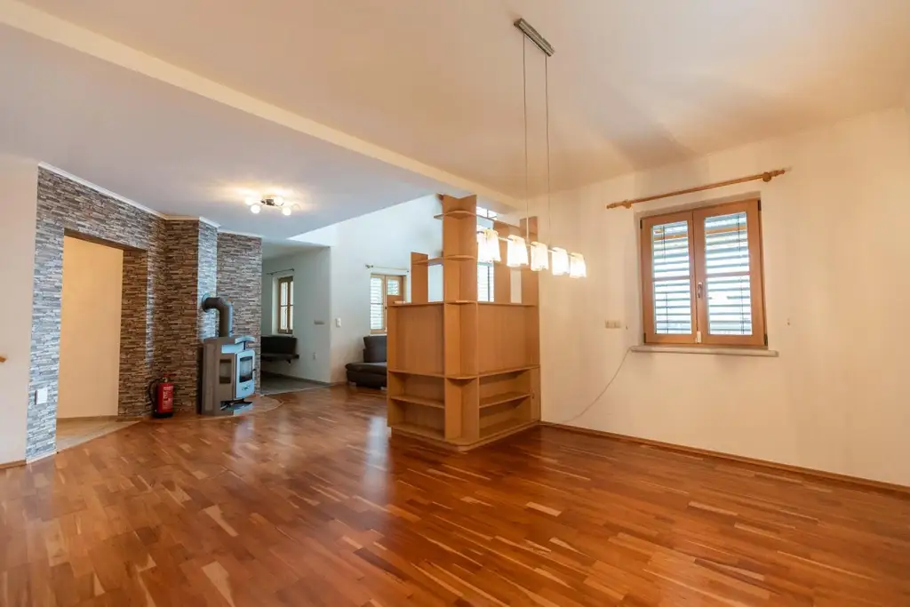 Wunderschönes Haus mit großer Hobbywerkstatt und großem Hofplatz - Ruhelage!