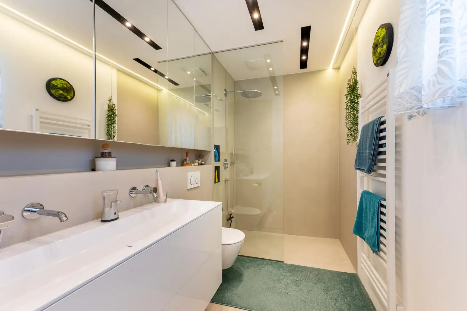 Badezimmer mit Walk in Dusche