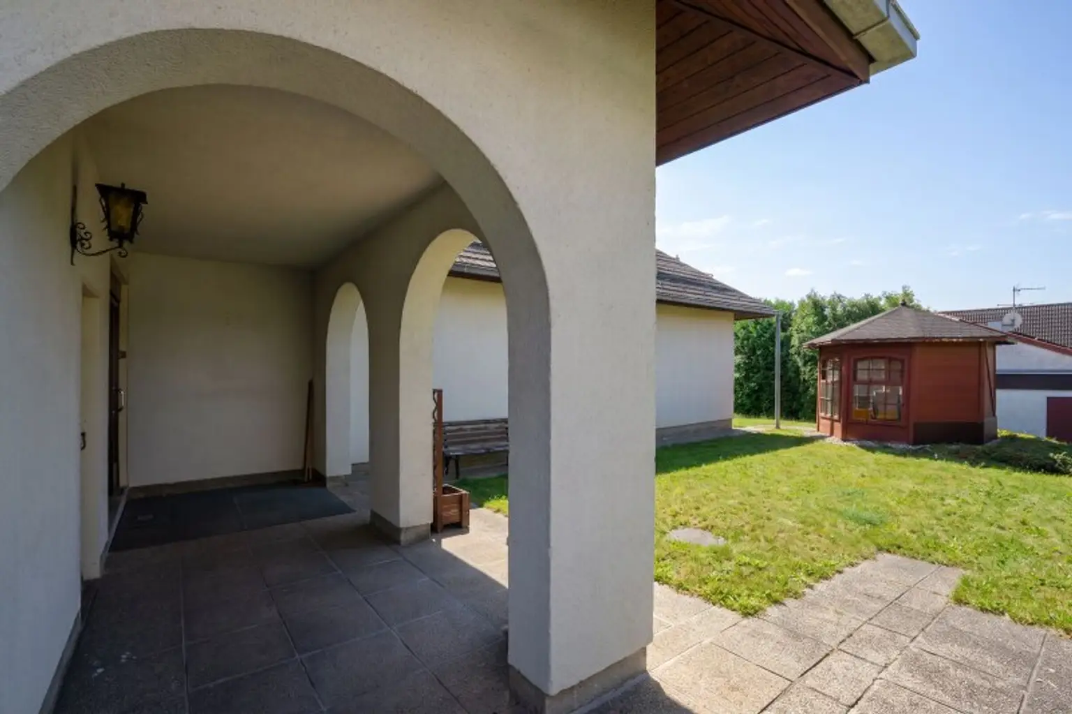 Zugang zu Haus und Vorgarten mit Pavillon