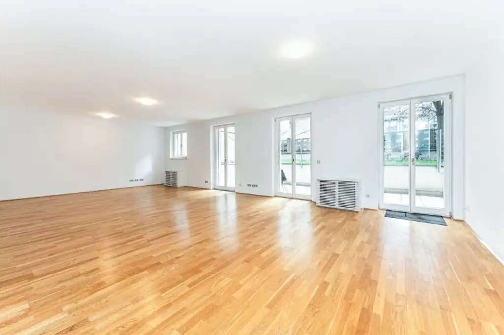 Eleganter Wohntraum mit Eigengarten in Botschaftsviertel mit Parkplatzmöglichkeit
