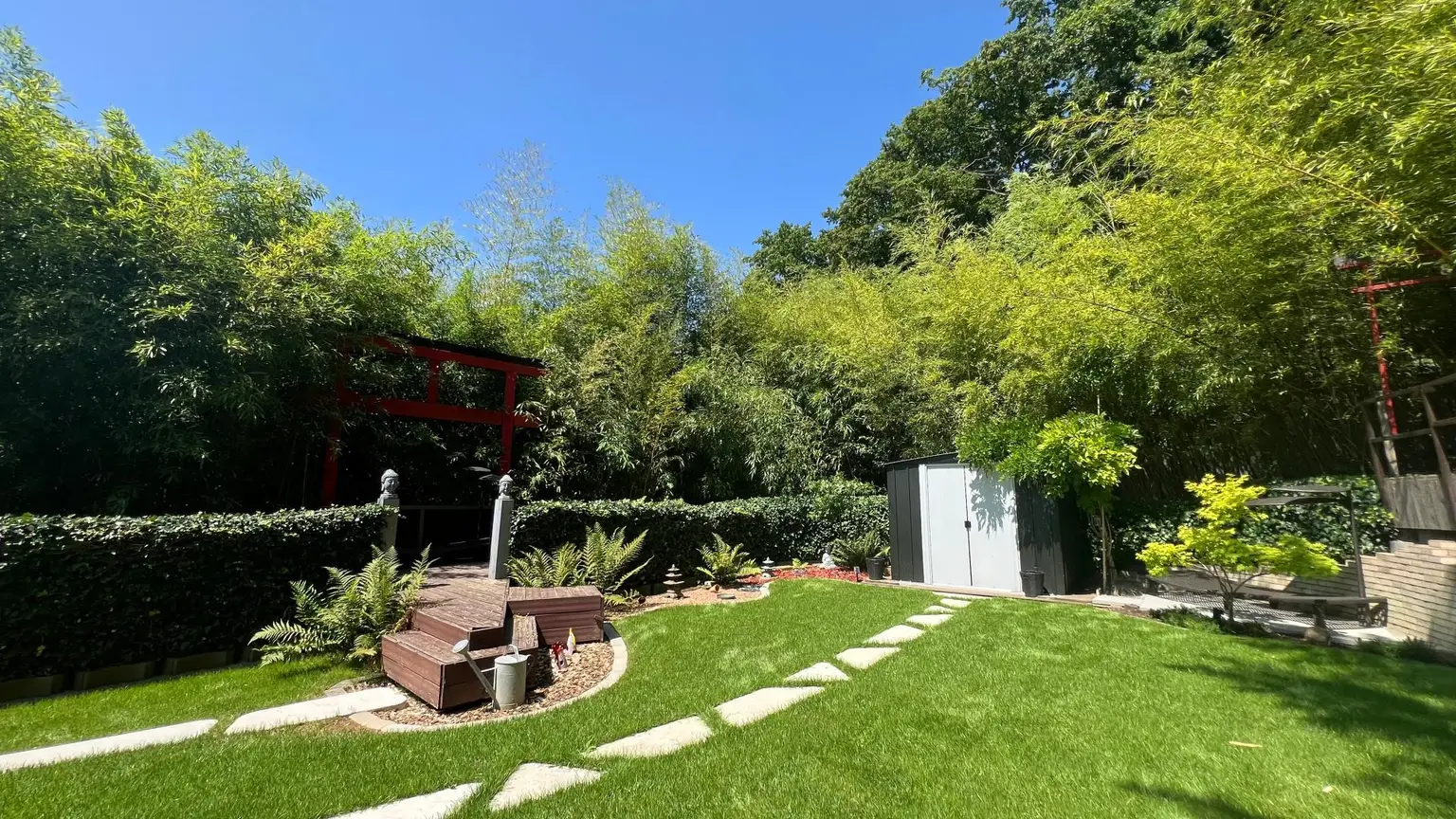 Wohnhaus mit wunderschönem Garten und Pool in erhöhter Lage!