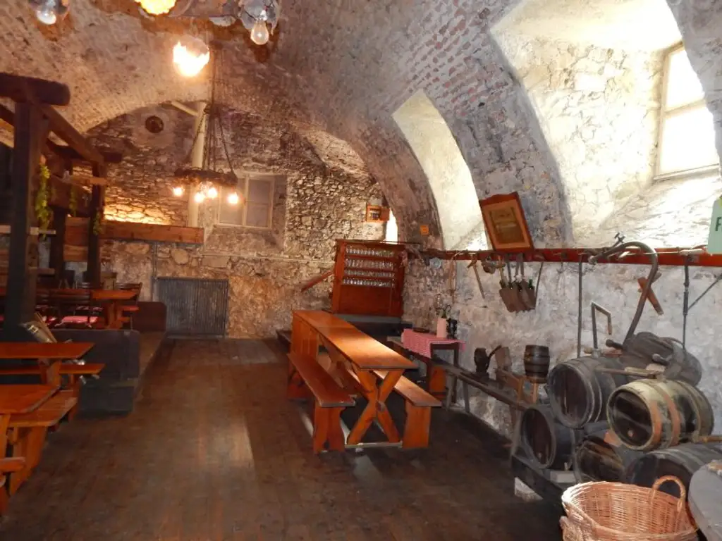 Historisches Gebäude mit großen Weinkeller mit Gewölbe im Zentrum von Perchtoldsdorf