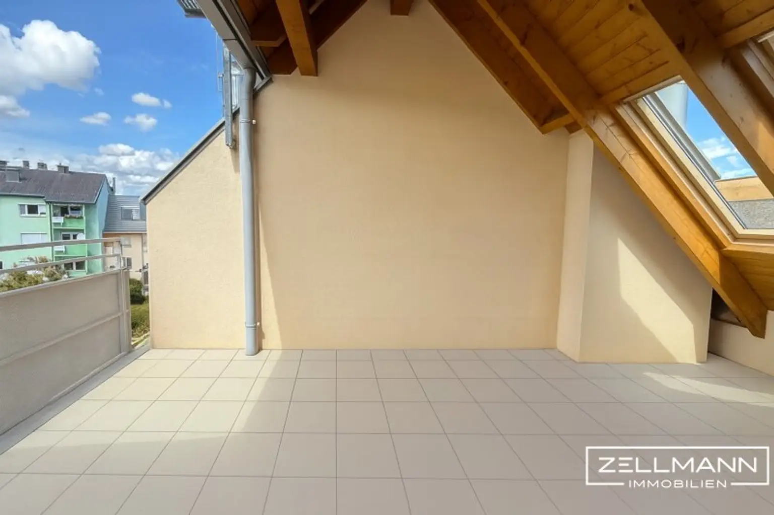 „Ein Ort zum Aufatmen – Lichtdurchflutete Dachterrassen-Maisonette mit Stil“ | ZELLMANN IMMOBILIEN