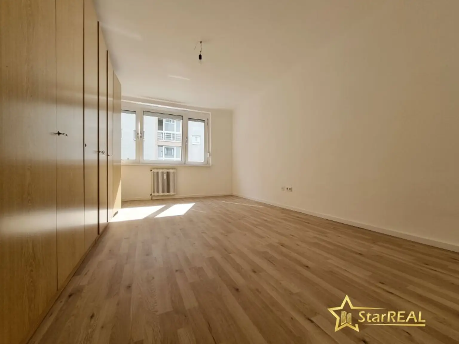 FERNWÄRME-HEIZUNG! ÄUSSERST GEPFLEGTE 3 ZIMMER-WOHNUNG IM 2. LIFTSTOCK. ZENTRALE, RUHIGE LAGE.