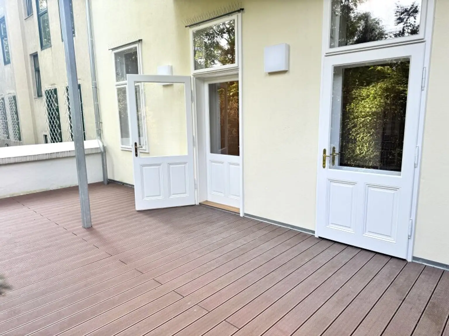 Eleganter Erstbezug: Stilvolle 2-Zimmer-Wohnung mit großzügiger Terrasse in idyllischer Ruhelage und Grünblick