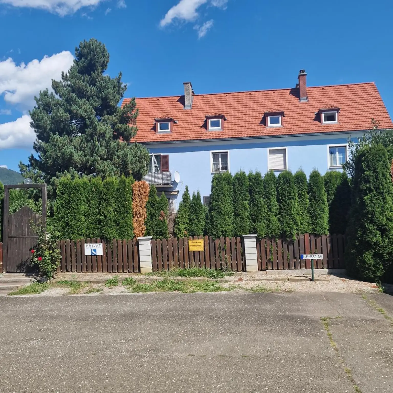 Gut aufgeteilte 3-Zimmer-Wohnung mit Terrasse und eigener Grünfläche