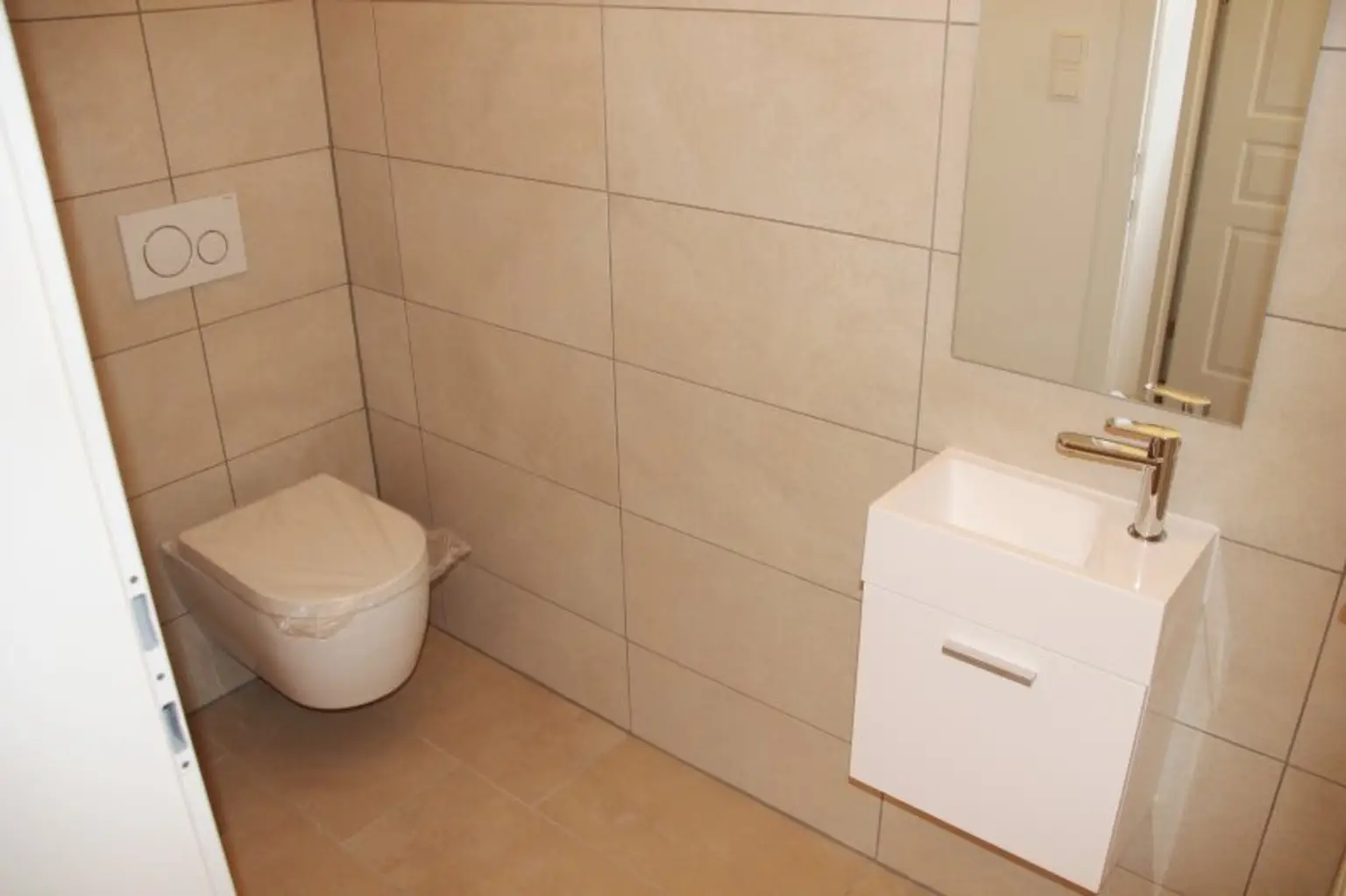 GRÜNRUHELAGE KORNEUBURG, NAHE HAUPTPLATZ: MODERN WOHNEN IM REVITALISIERTEN STILALTBAU!!