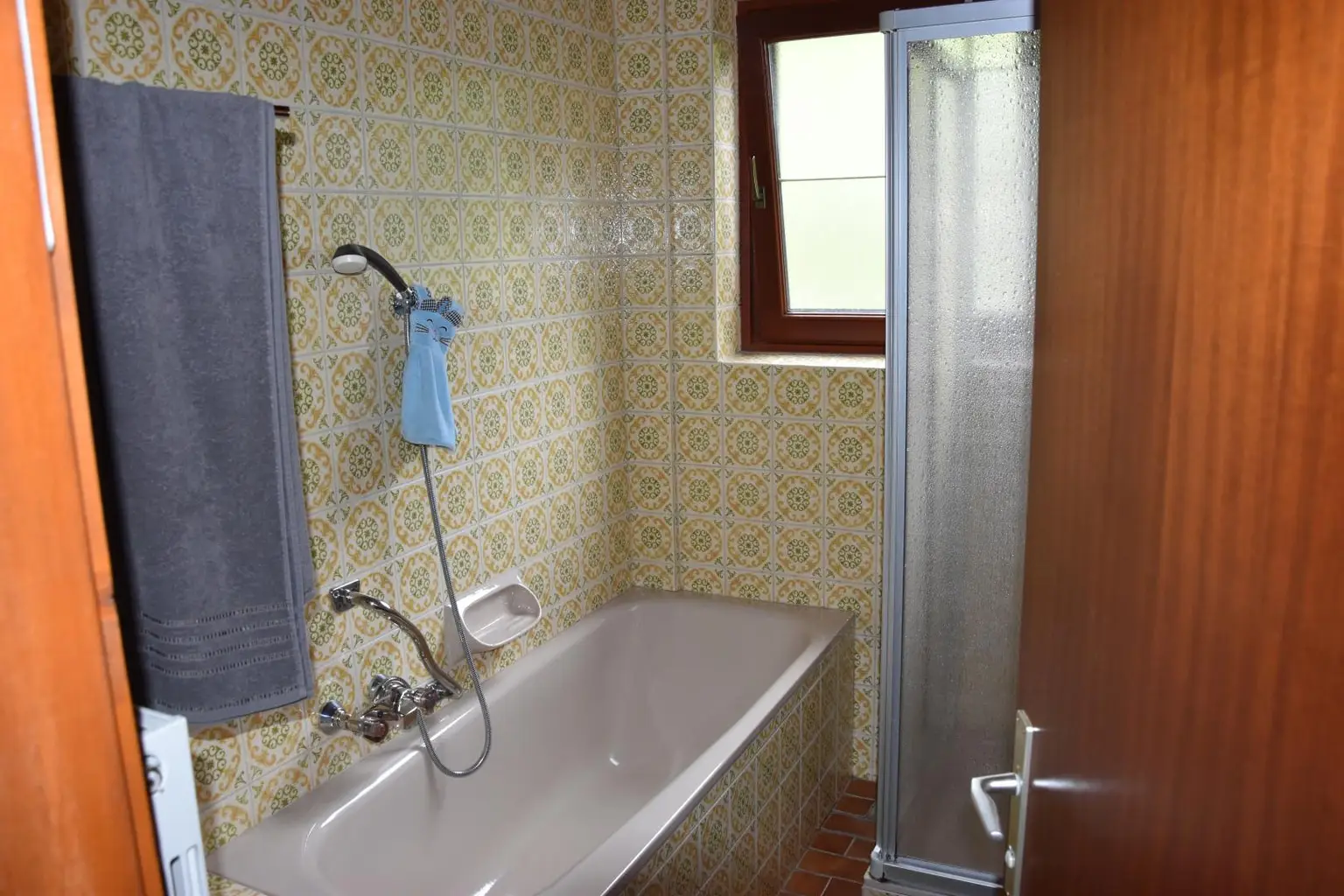 Badewanne und Dusche
