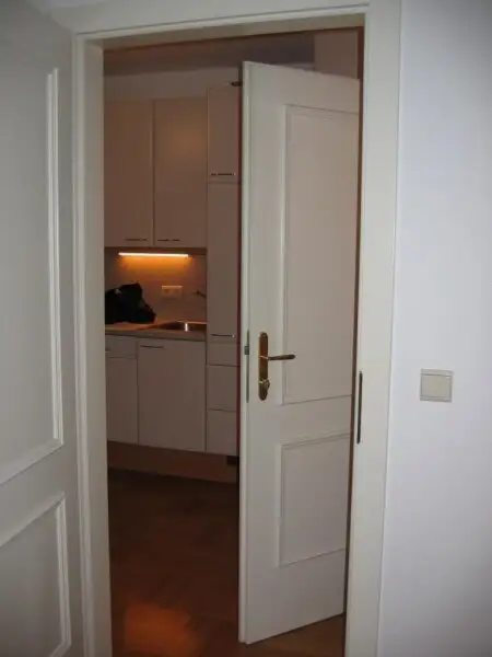 Komplett ruhig gelegene helle Wohnung mit 1 Schlafzimmer, teilmöbliert (Schrank und Sofa) Nähe Servitengasse ab 15. Dezember 2025