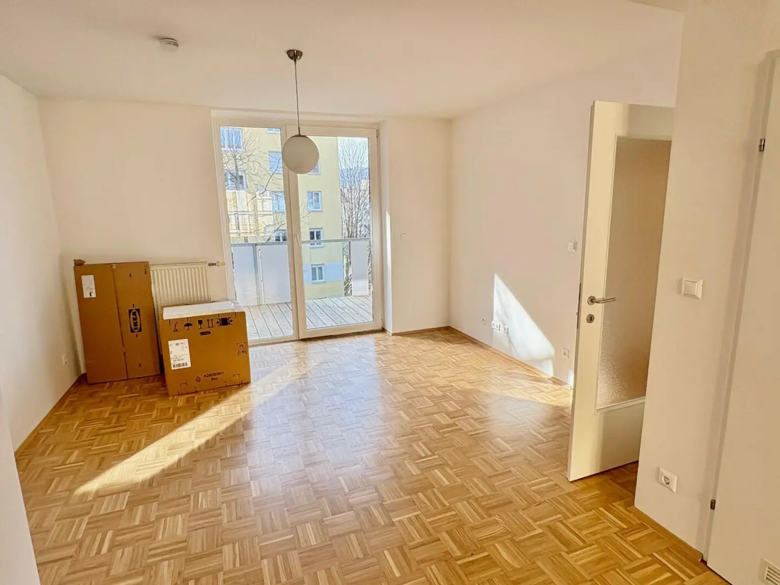 Wohnzimmer mit Zugang auf den Balkon