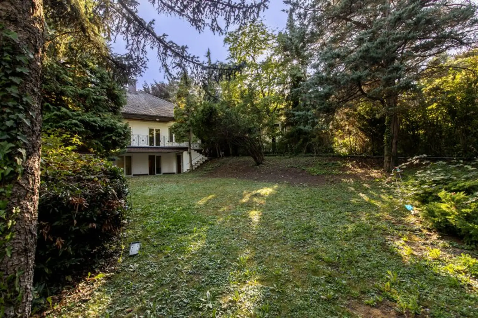 Familienheim mit Privatsphäre - Elegantes Wohnen in Harmonie mit der Natur