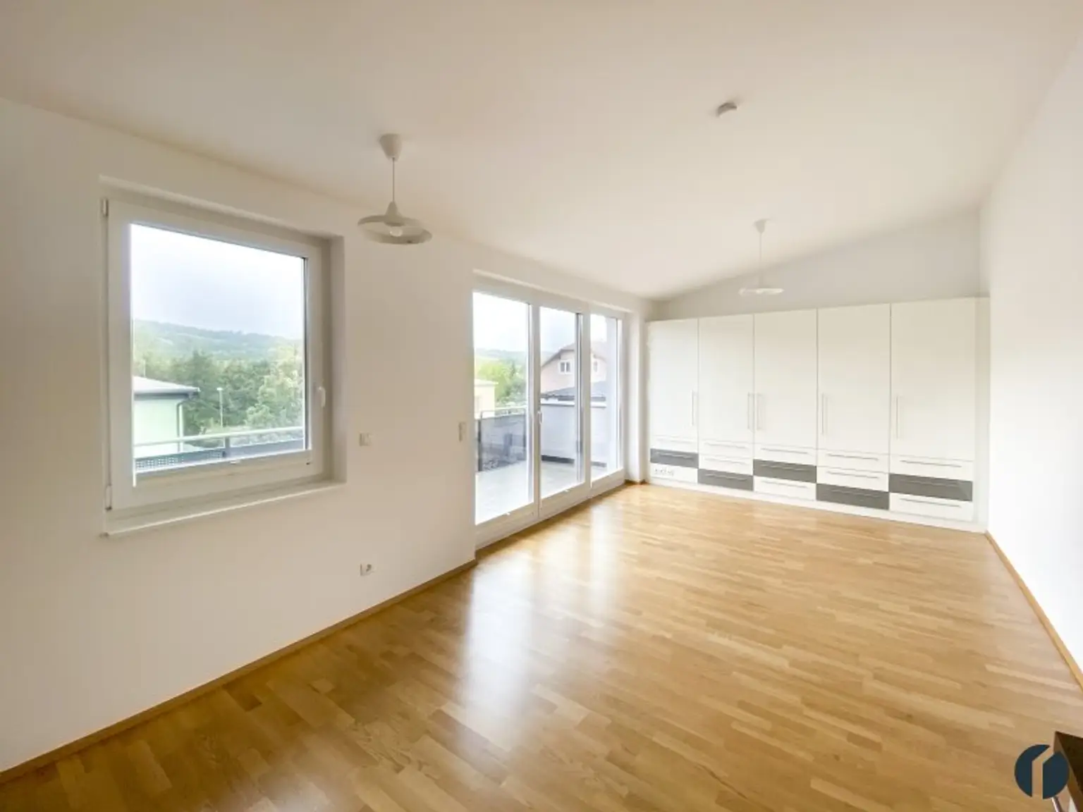 Wohnzimmer mit Ausgang zum Balkon