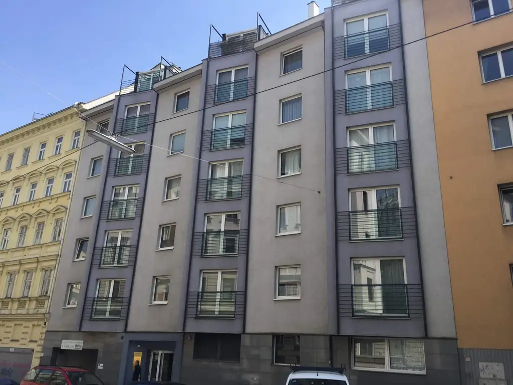 Geräumige 2-Zimmer-Wohnung im Dachgeschoss mit hofseitiger Terrasse