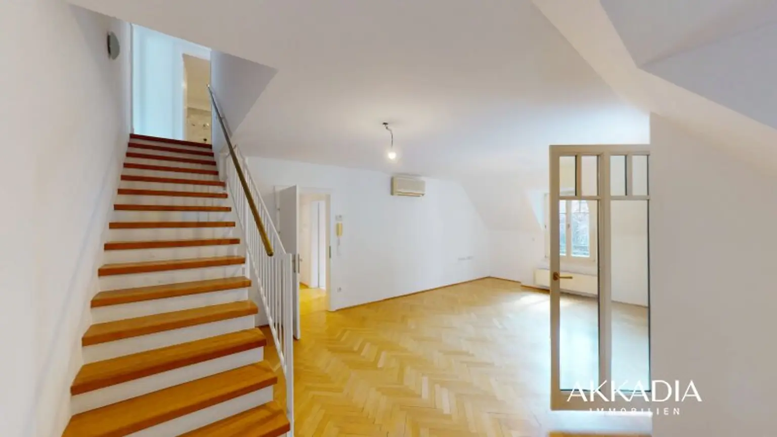 Elegante Dachgeschosswohnung mit Gartenblick, Terrassen und Garage