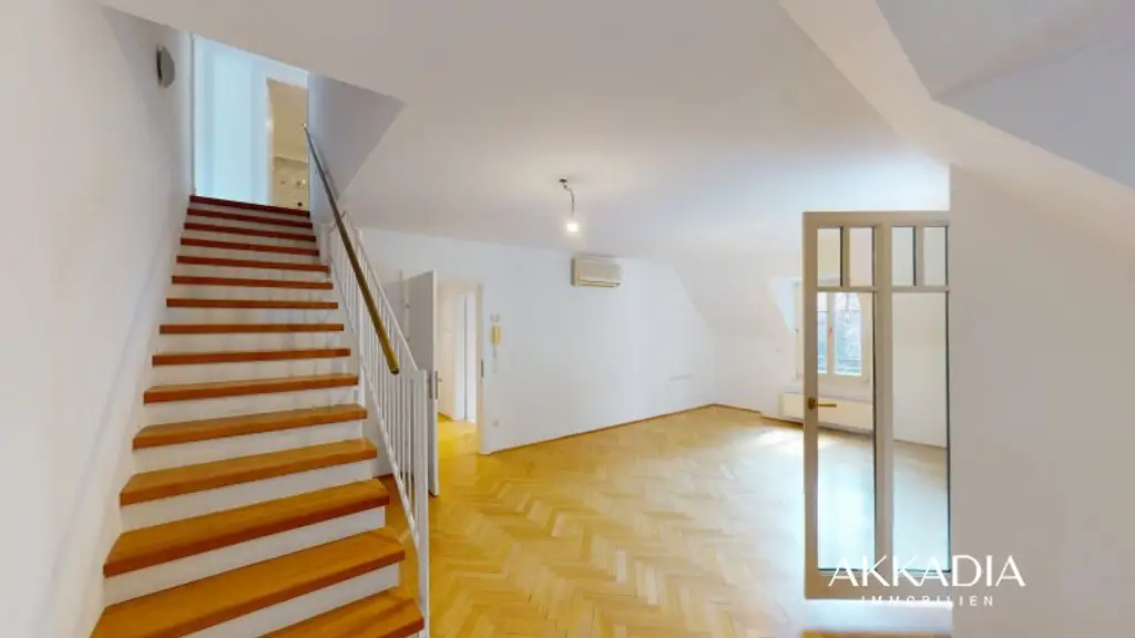 Elegante Dachgeschosswohnung mit Gartenblick, Terrassen und Garage