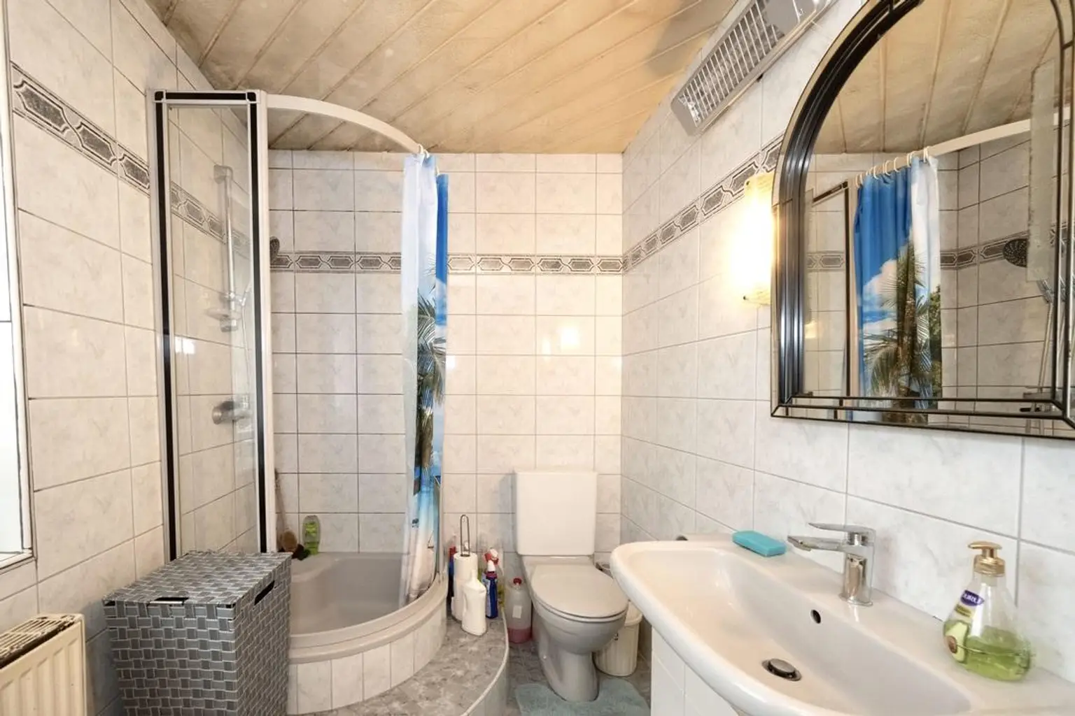 Badezimmer (EG)