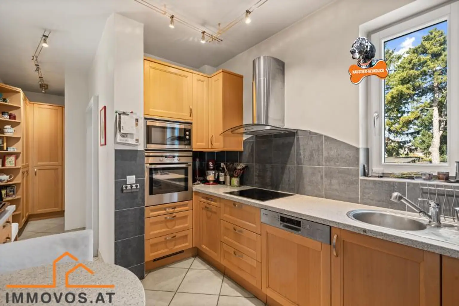 Einbauküche, Küche mit Stauraum getrennt