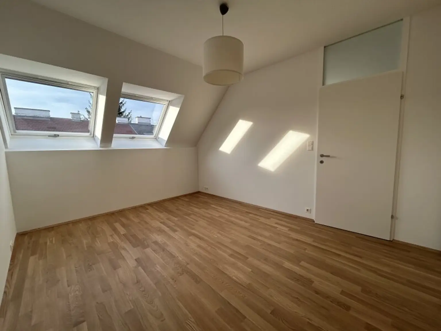 DACHGESCHOSS + 42m² TERRASSEN + FERNSICHT + SONNIG + RUHELAGE + TOPZUSTAND!