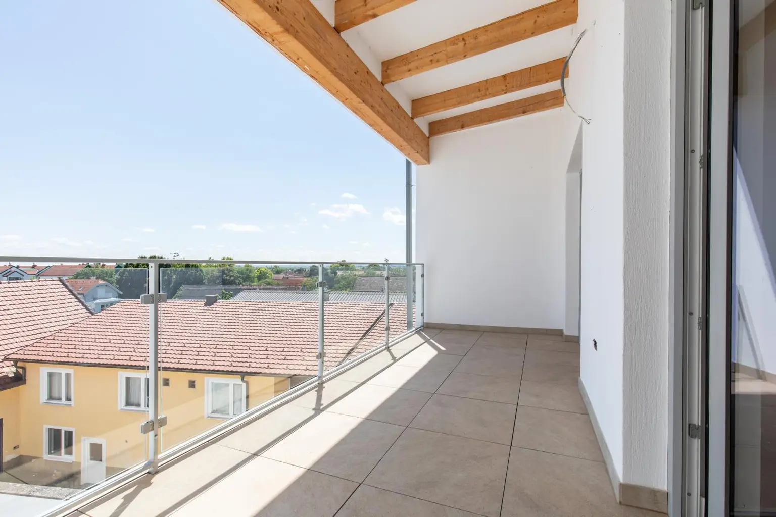 Modern Wohnen mit Balkon, Seeblick und Abstellplatz