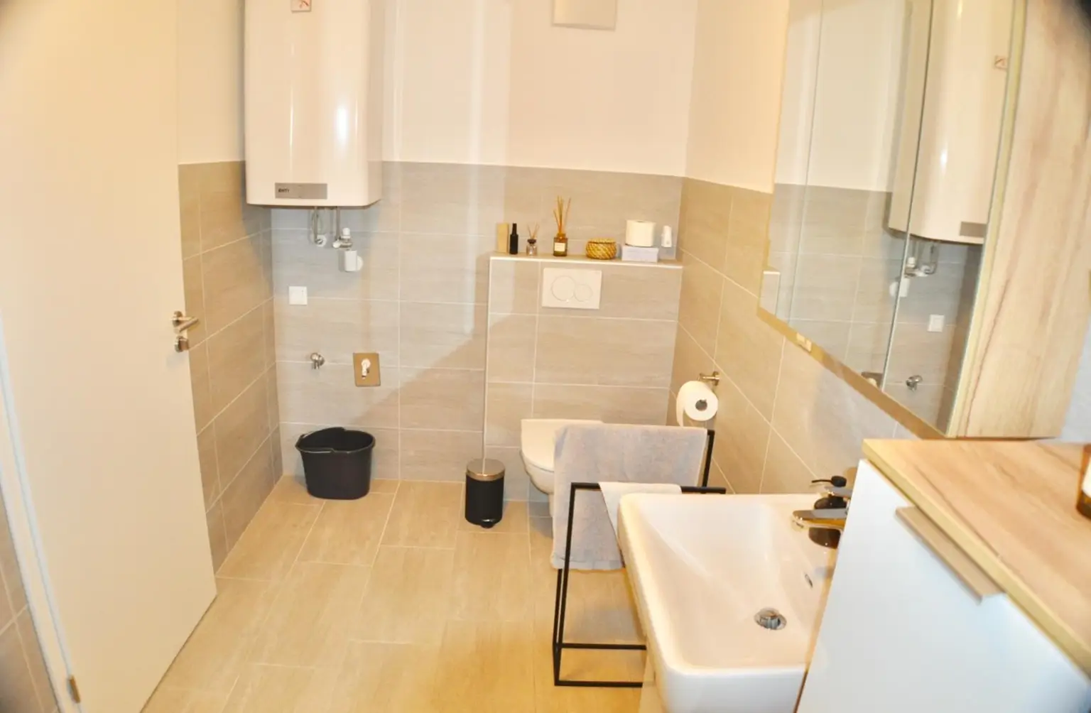 Bad mit Dusche, WC und Waschmaschinenanschluss