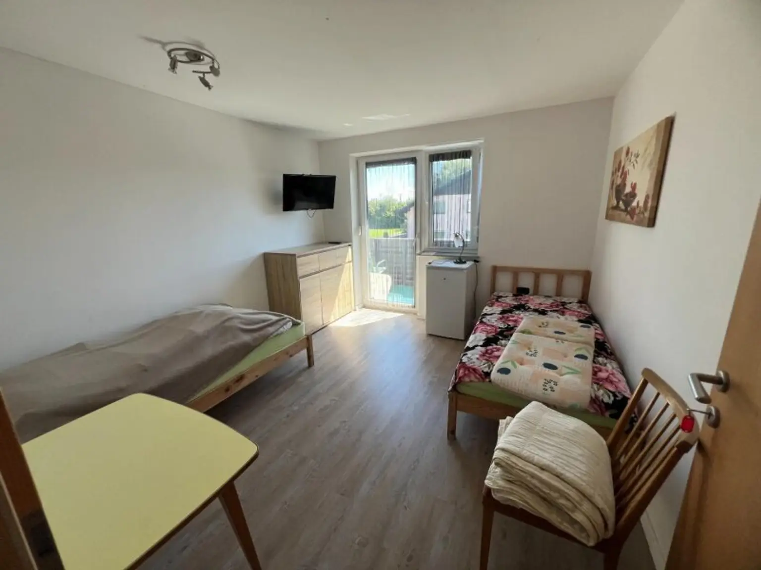 Zimmer 2 mit Balkon Wohnung 2