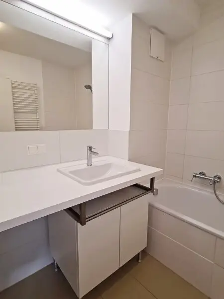 AM SPITZ-NÄHE, gepflegte 36 m2 Neubau mit 4 m2 Balkon, 2 Zimmer, Komplettküche, Wannenbad, Parketten, Garagenplatz möglich, Leopold-Ferstl-Gasse