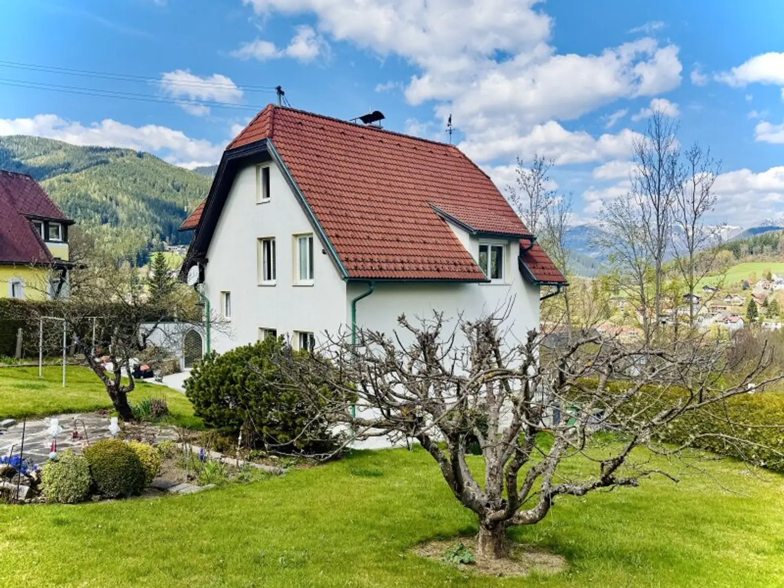 gepflegte Bäume und Pflanzen