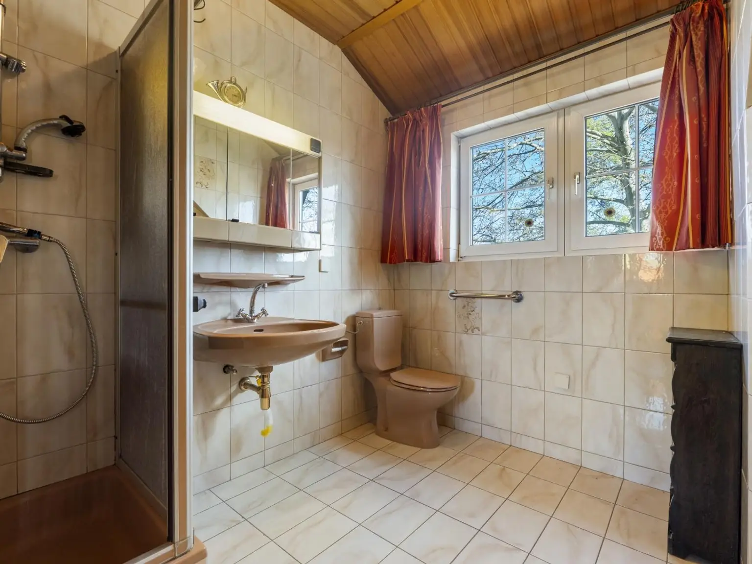 Badezimmer mit Duschkabine