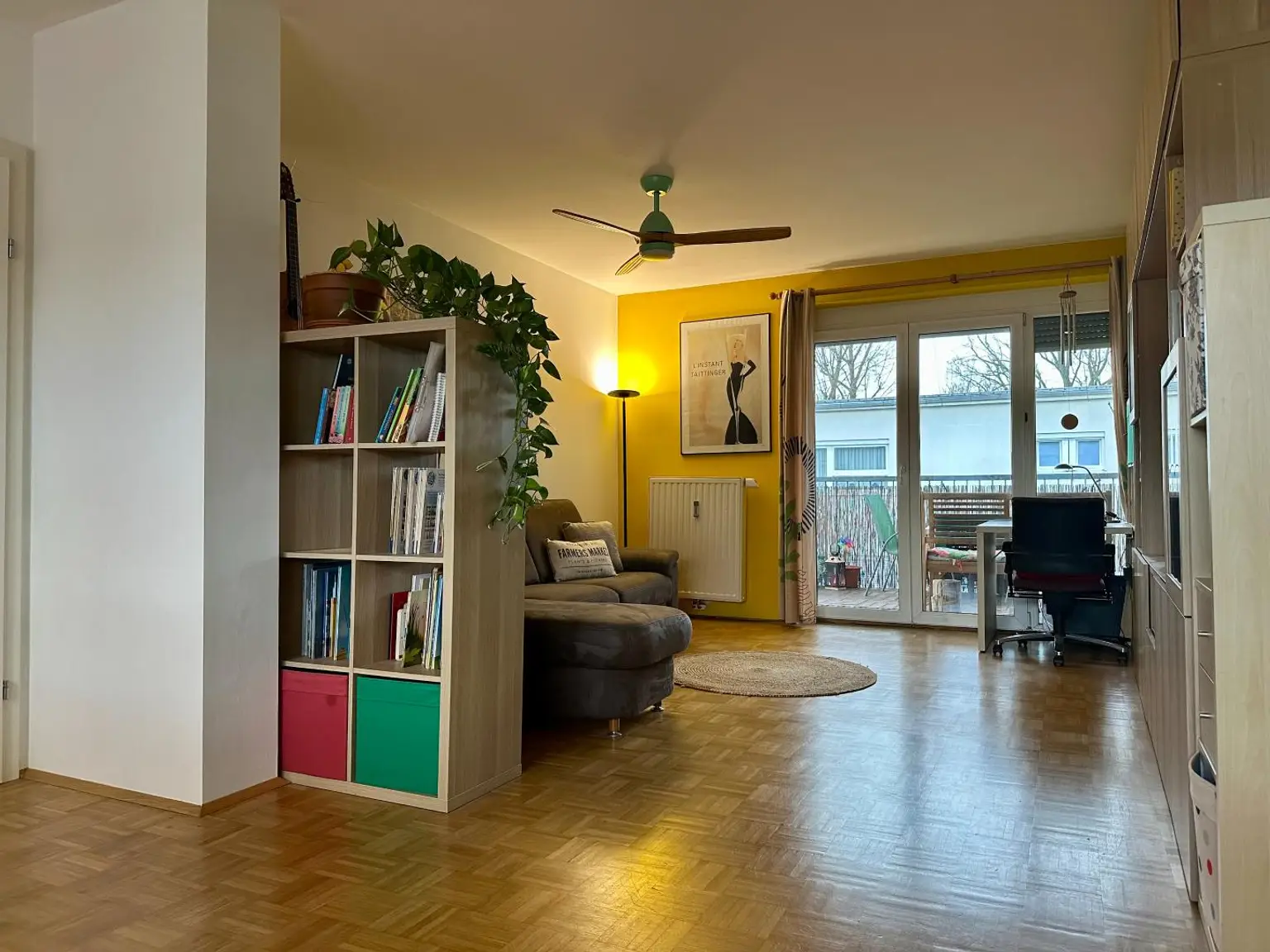 Wohnzimmer mit Zugang auf den Balkon