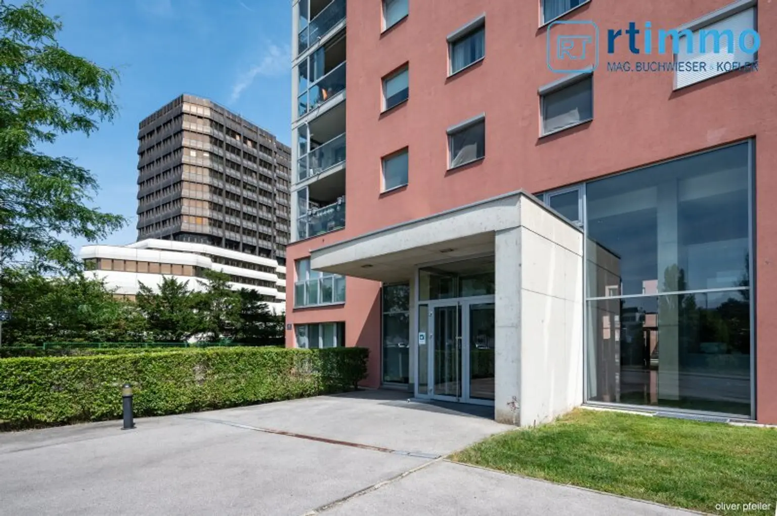 Himmelblau überall, 104m² mit über 23m² Freifläche auf 3,5 Zimmern. Atemberaubender Ausblick soweit das Auge reicht!