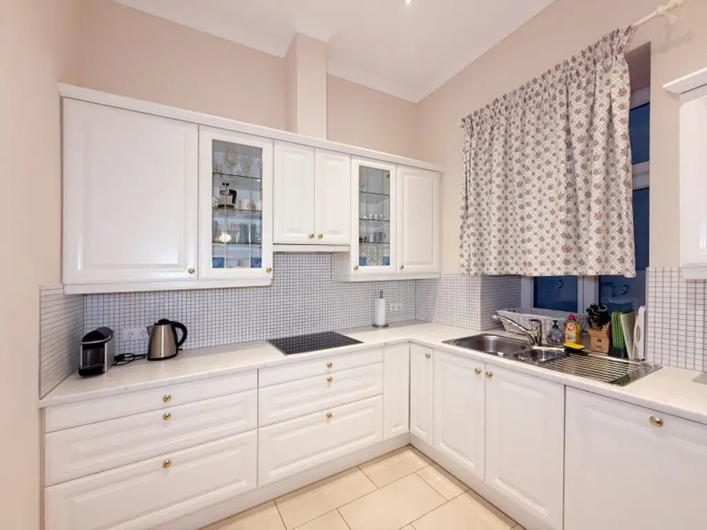 Fully furnished apartment - within walking distance to the 1st district, also available for short-term rentals.