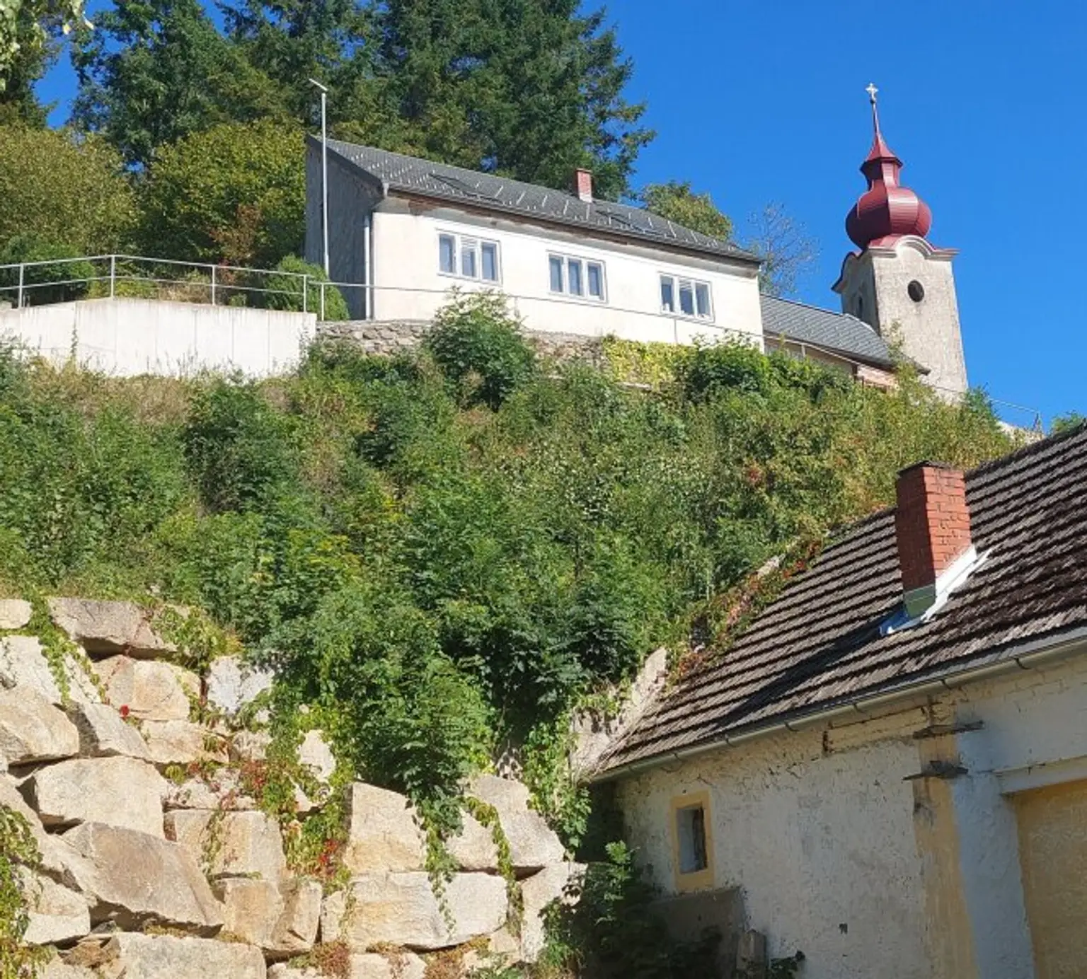 HISTORISCHER CHARME: BURGIDYLL - MODERNES DACH MIT ALTEN MAUERN IN MALERISCHER LANDSCHAFT